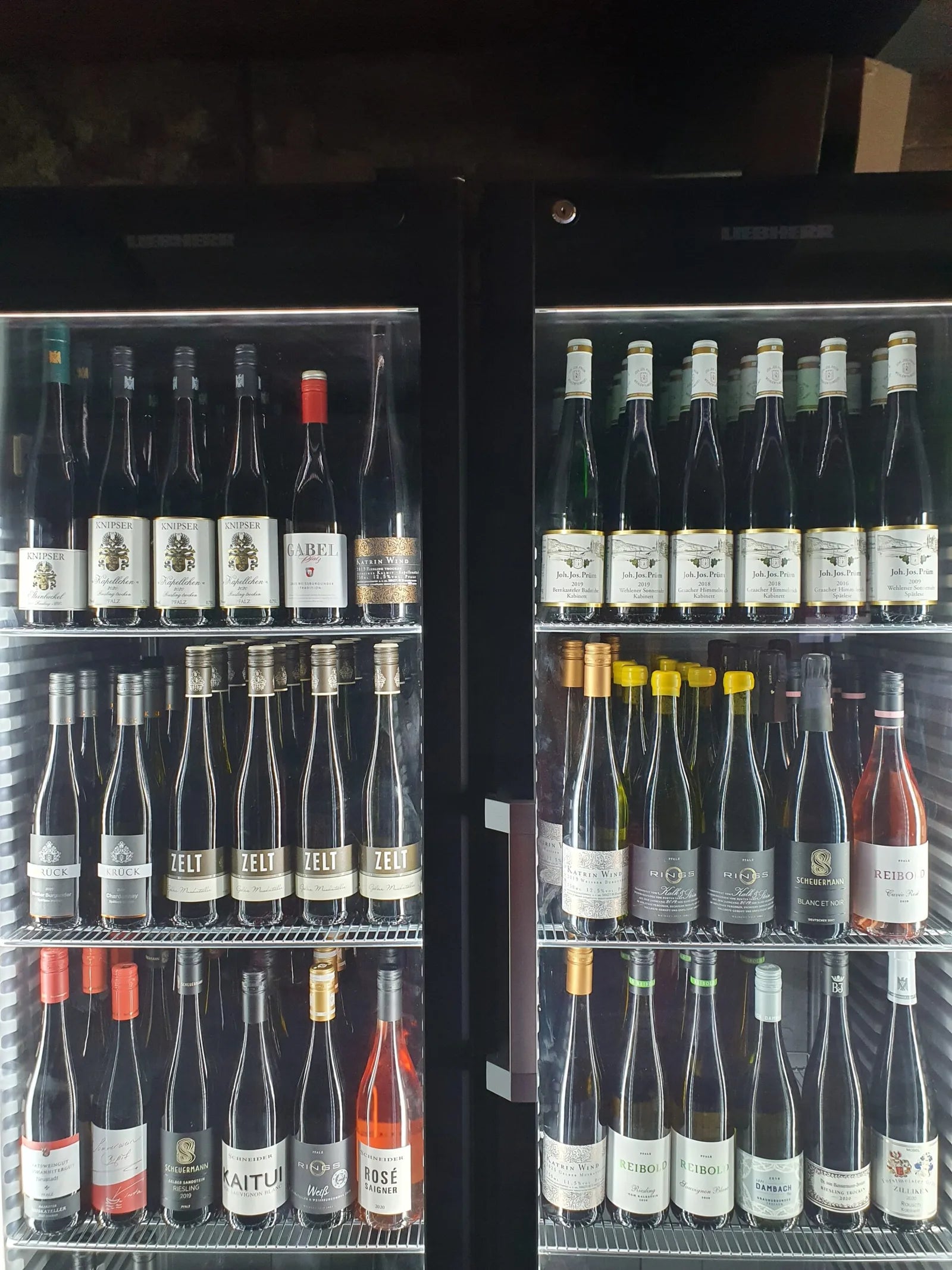 Gut gefüllter Weinkühlschrank mit der Auswahl der Weinbar
