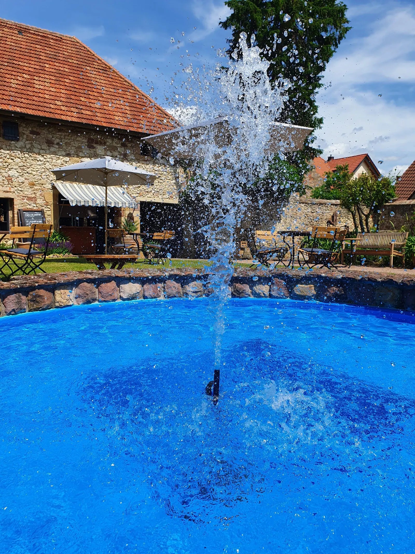Brunnen und Sitzplätze im Garten