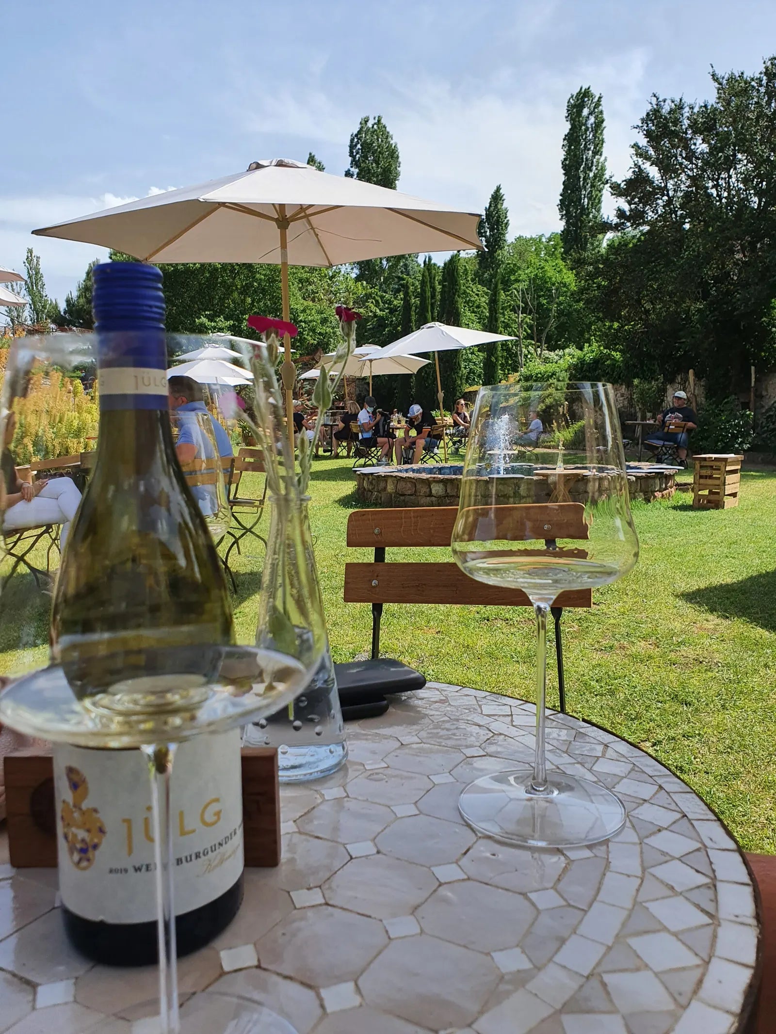 Wein im sonnigen Garten der Palatina Weinbar