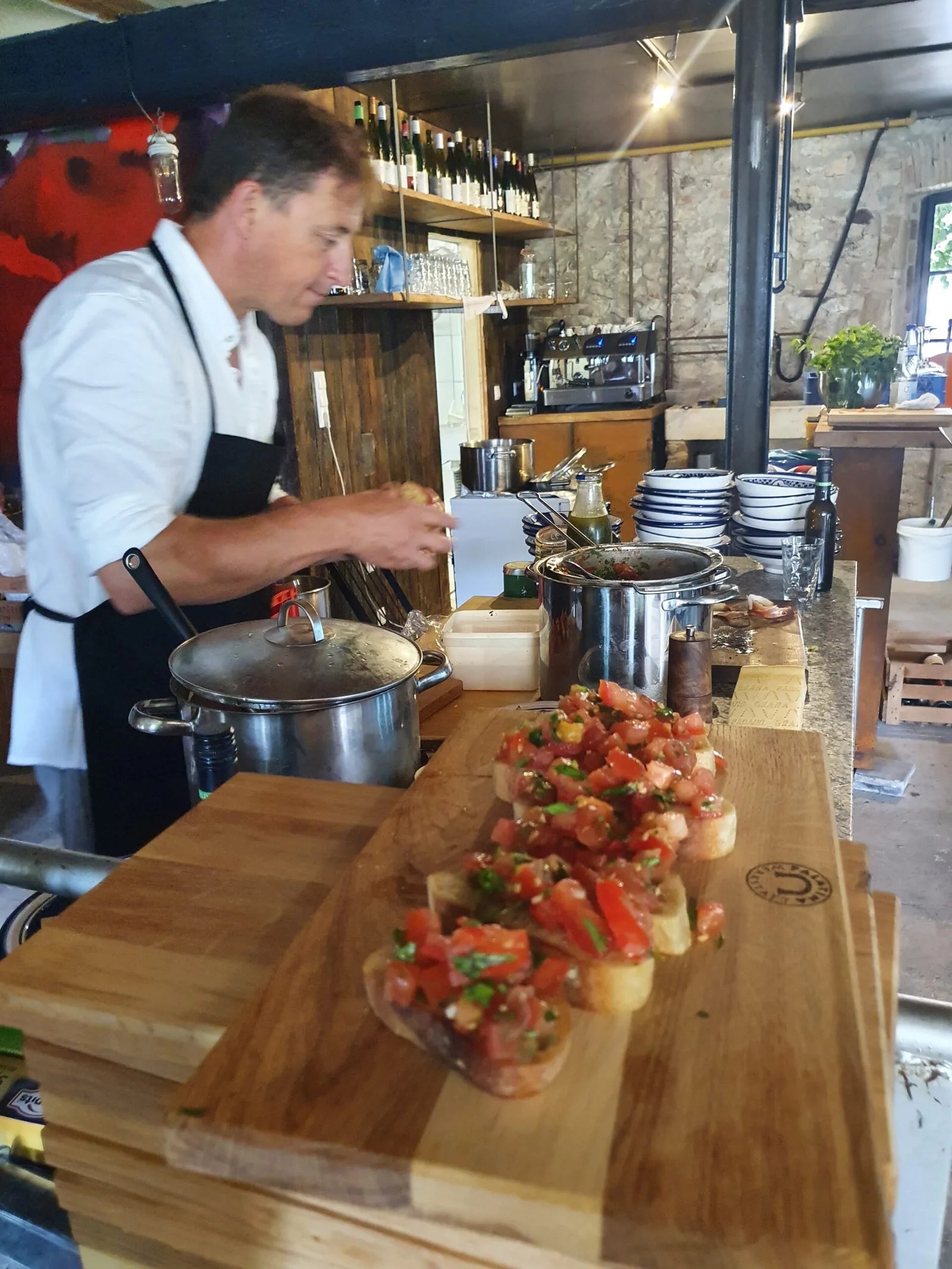 Frisch zubereitete Bruschetta an der offenen Theke der Weinbar
