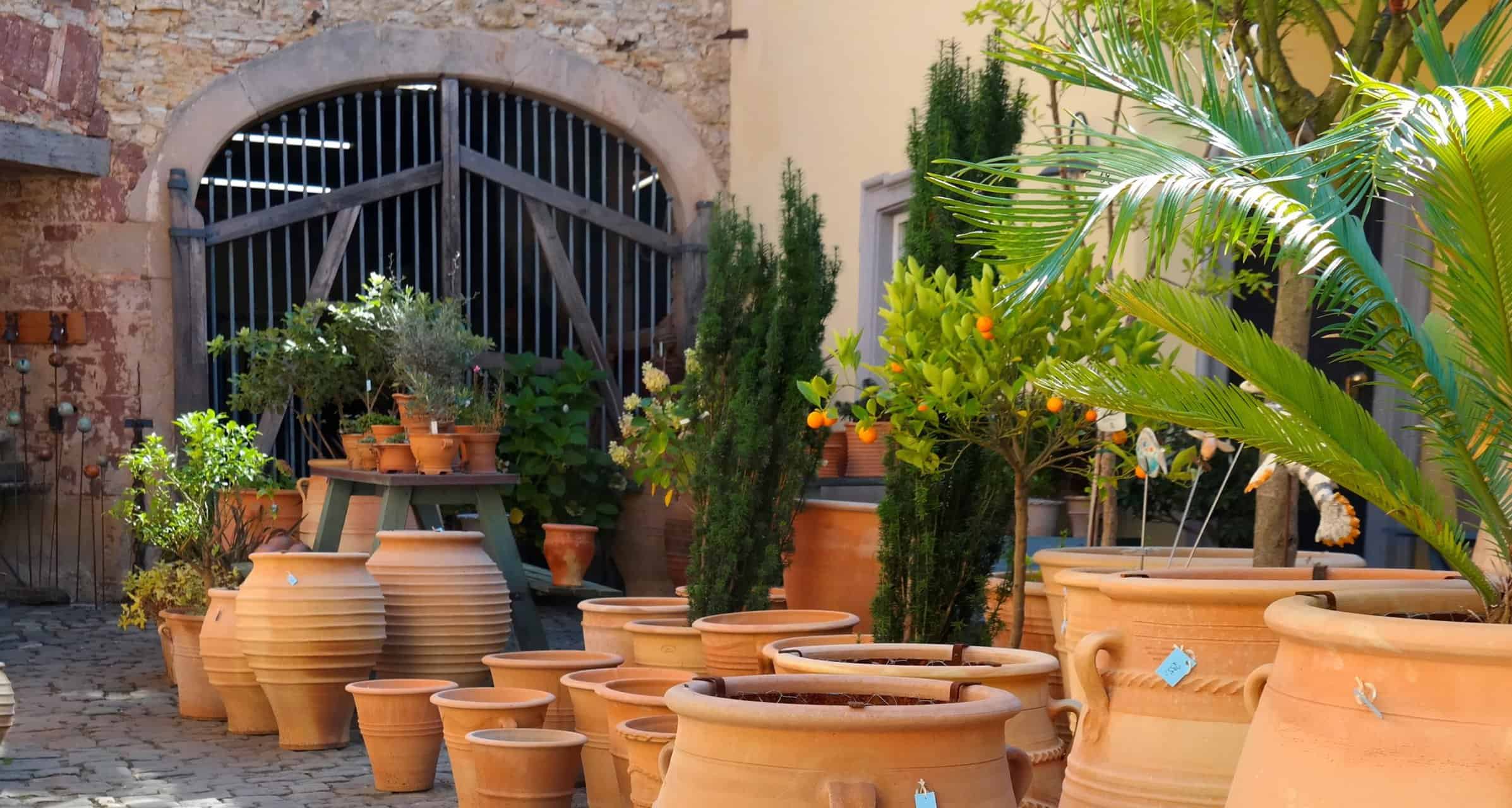 Innenhof und Ausstellung der Palatina Werkstatt in Großkarlbach